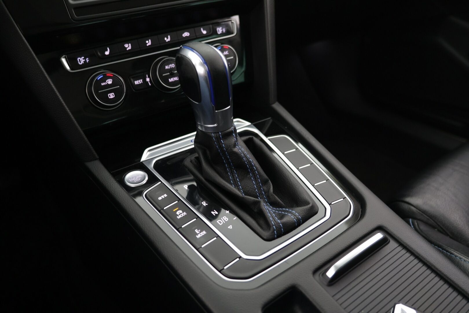 Volkswagen Passat 2016 Variant GTE Plug-In Hybrid 160 kW DSG / Panorama katto / 360 kamerat / Navi / Vetokoukku /*- YritysOutlet - Myydään vain yrityksille -*