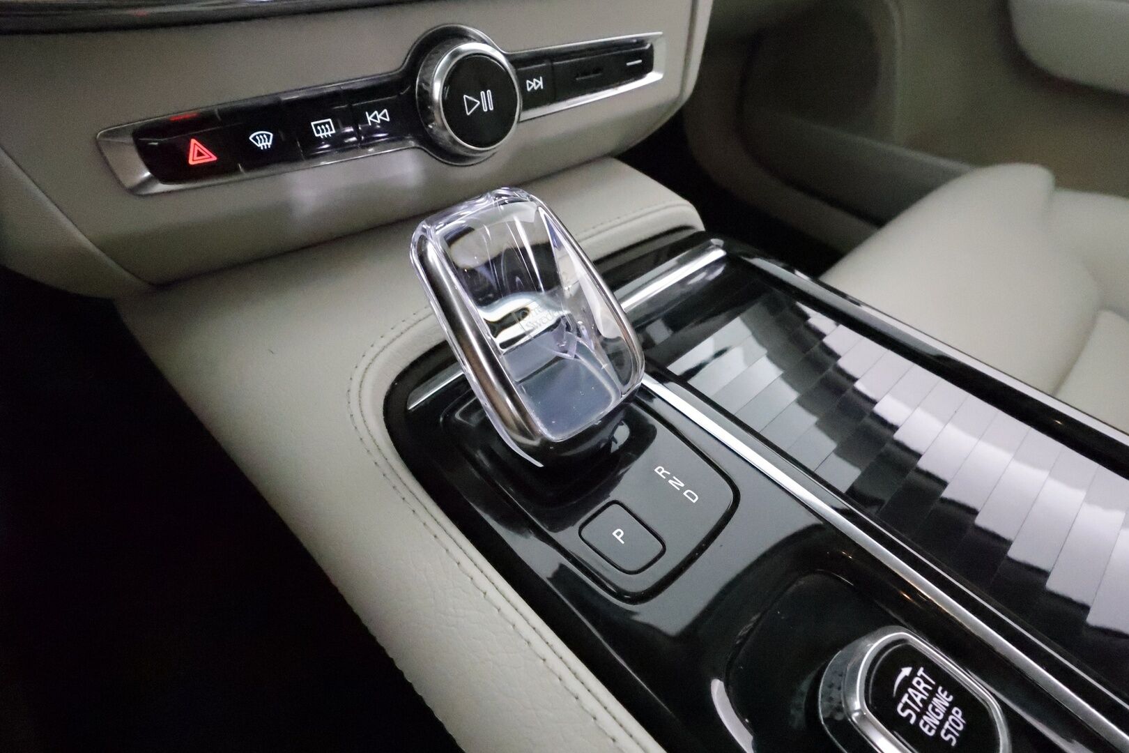 Volvo V90 2022 T6 TwE AWD Business Inscription aut **Webasto / Koukku / Adapt.Vakkari / Full-LED / P.kamera / Sporttinahat Muistilla** - 3,99 % KORKOTARJOUS TÄHÄN AUTOON - 1-om Suomi-auto / Akku kuntotarkastettu / 2x Latauskaapelit / Kahdet Renkaat / Merkkihuollettu!