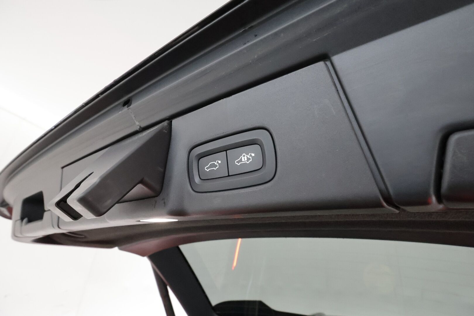 Volvo V90 2022 T6 TwE AWD Business Inscription aut **Webasto / Koukku / Adapt.Vakkari / Full-LED / P.kamera / Sporttinahat Muistilla** - 3,99 % KORKOTARJOUS TÄHÄN AUTOON - 1-om Suomi-auto / Akku kuntotarkastettu / 2x Latauskaapelit / Kahdet Renkaat / Merkkihuollettu!
