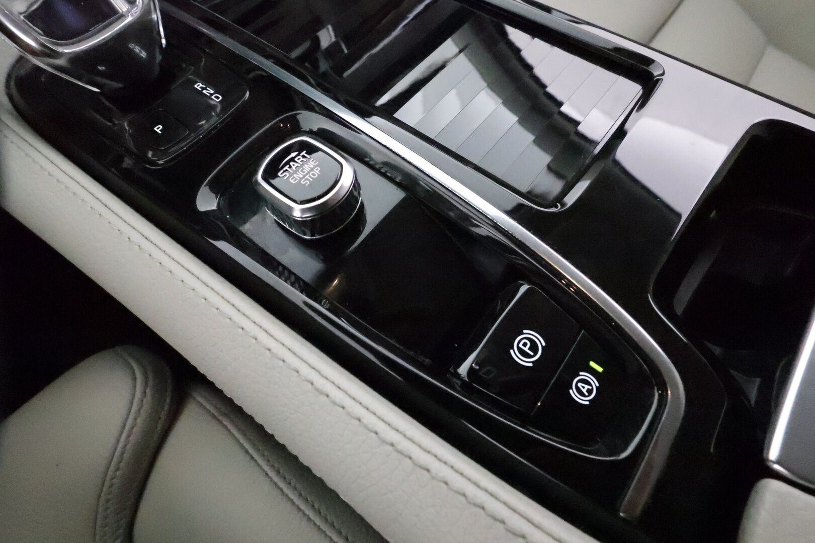 Volvo V90 2022 T6 TwE AWD Business Inscription aut **Webasto / Koukku / Adapt.Vakkari / Full-LED / P.kamera / Sporttinahat Muistilla** - 3,99 % KORKOTARJOUS TÄHÄN AUTOON - 1-om Suomi-auto / Akku kuntotarkastettu / 2x Latauskaapelit / Kahdet Renkaat / Merkkihuollettu!