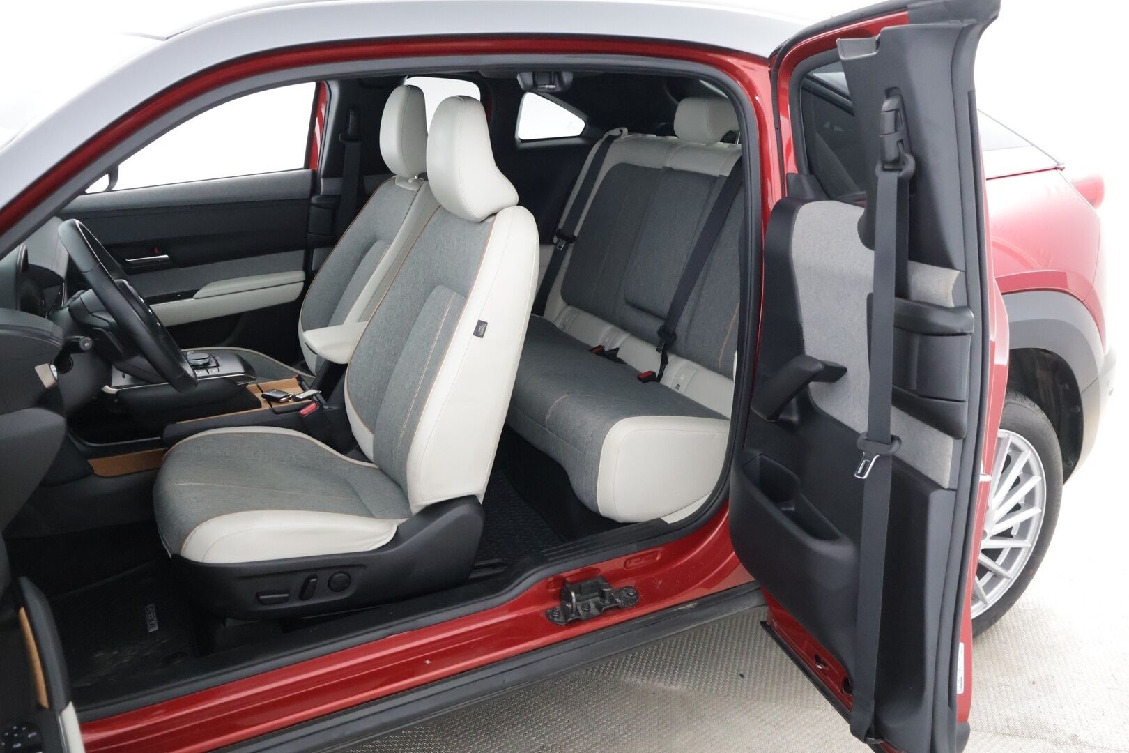 Mazda MX-30 2021 35,5 kWh e-Skyactiv Luxury * HUD / Bose / Keyless. /  360 P-Kamera / ACC / Kaistavahti / Sähköpenkki muistilla* - Huollot on ajantasalla / Renkaat ajokuntoiset / Juuri katsastettu * - Osta nyt, maksa vasta ensi vuonna