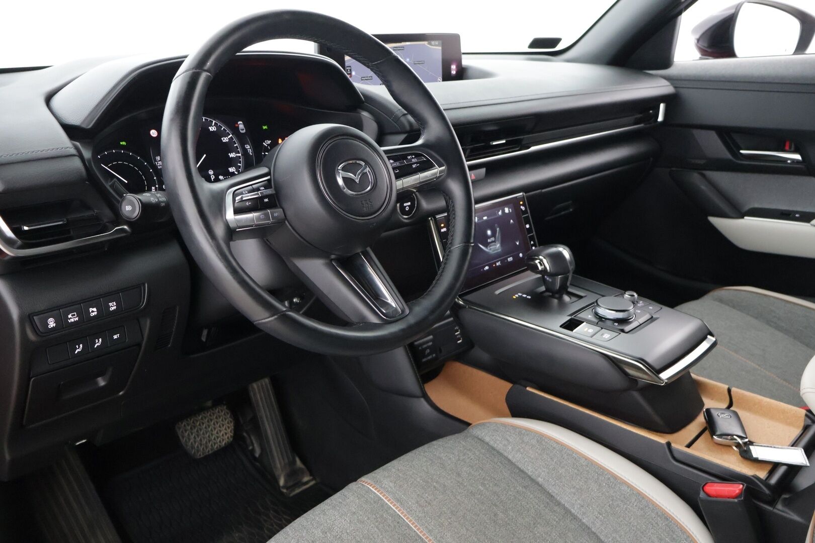 Mazda MX-30 2021 35,5 kWh e-Skyactiv Luxury * HUD / Bose / Keyless. /  360 P-Kamera / ACC / Kaistavahti / Sähköpenkki muistilla* - Huollot on ajantasalla / Renkaat ajokuntoiset / Juuri katsastettu * - Osta nyt, maksa vasta ensi vuonna