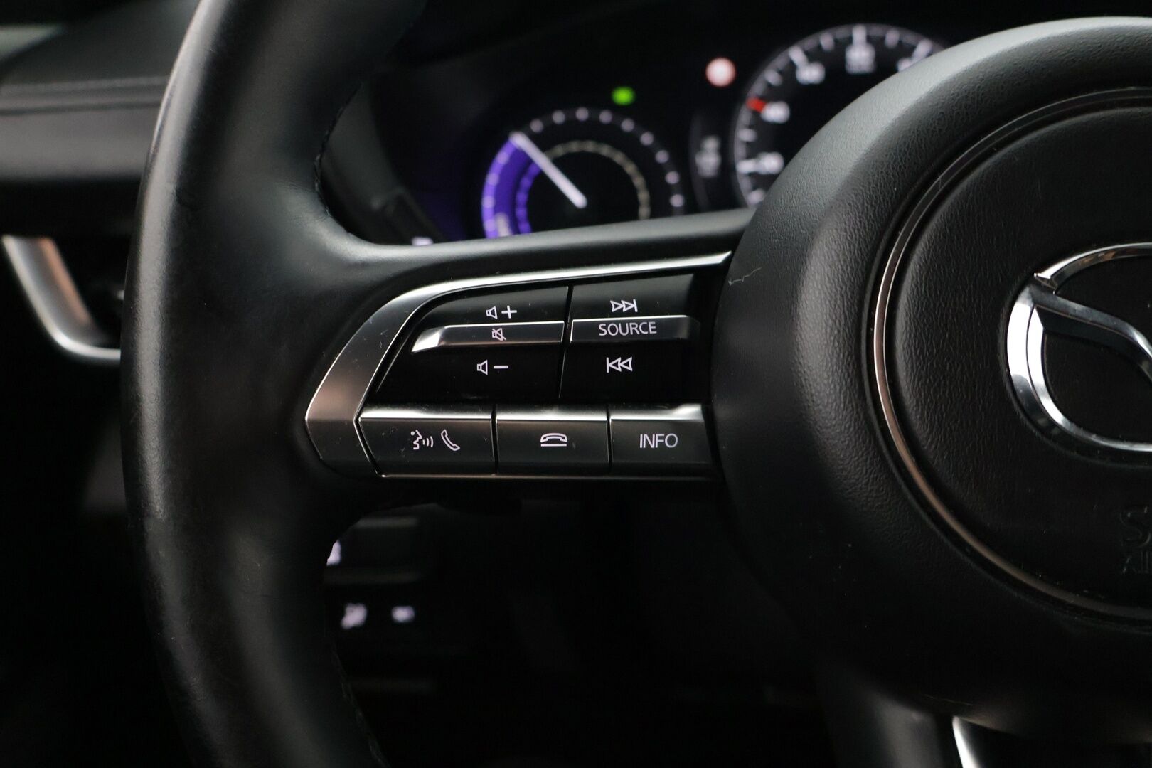 Mazda MX-30 2021 35,5 kWh e-Skyactiv Luxury * HUD / Bose / Keyless. /  360 P-Kamera / ACC / Kaistavahti / Sähköpenkki muistilla* - Huollot on ajantasalla / Renkaat ajokuntoiset / Juuri katsastettu * - HULLUT VÄLIPÄIVÄT KORKOTARJOUS 2,49%