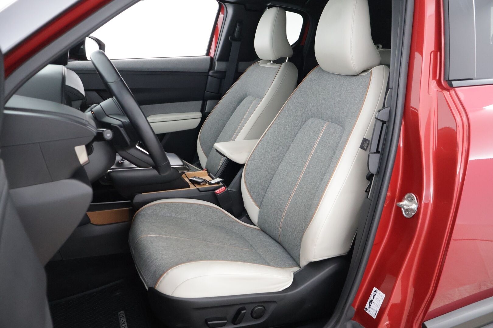 Mazda MX-30 2021 35,5 kWh e-Skyactiv Luxury * HUD / Bose / Keyless. /  360 P-Kamera / ACC / Kaistavahti / Sähköpenkki muistilla* - Huollot on ajantasalla / Renkaat ajokuntoiset / Juuri katsastettu * - Osta nyt, maksa vasta ensi vuonna