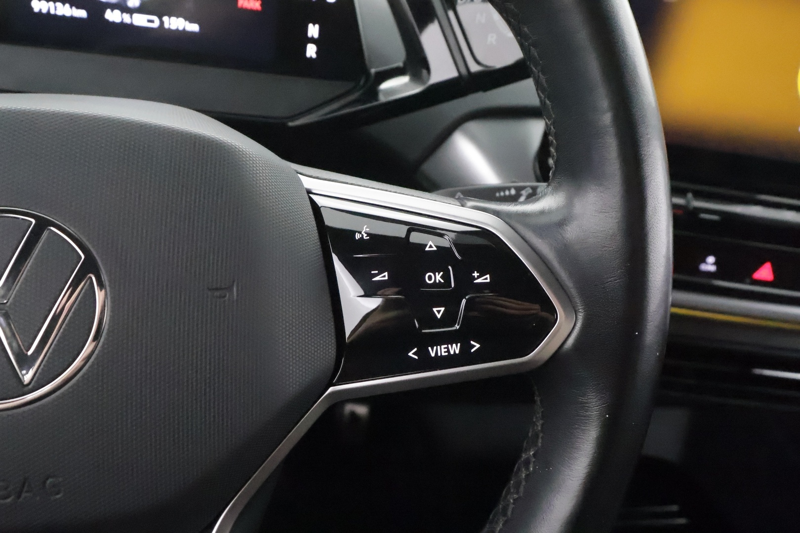 Volkswagen ID.4 2021 Pro Performance 1ST 150 kW, akku 77 kWh * ACC / ILP / Koukku / P.Kamera / LED / Navi / Ratinlämmitin * - Suomi-auto / Kahdet renkaat aluvanteilla / Merkkihuollettu