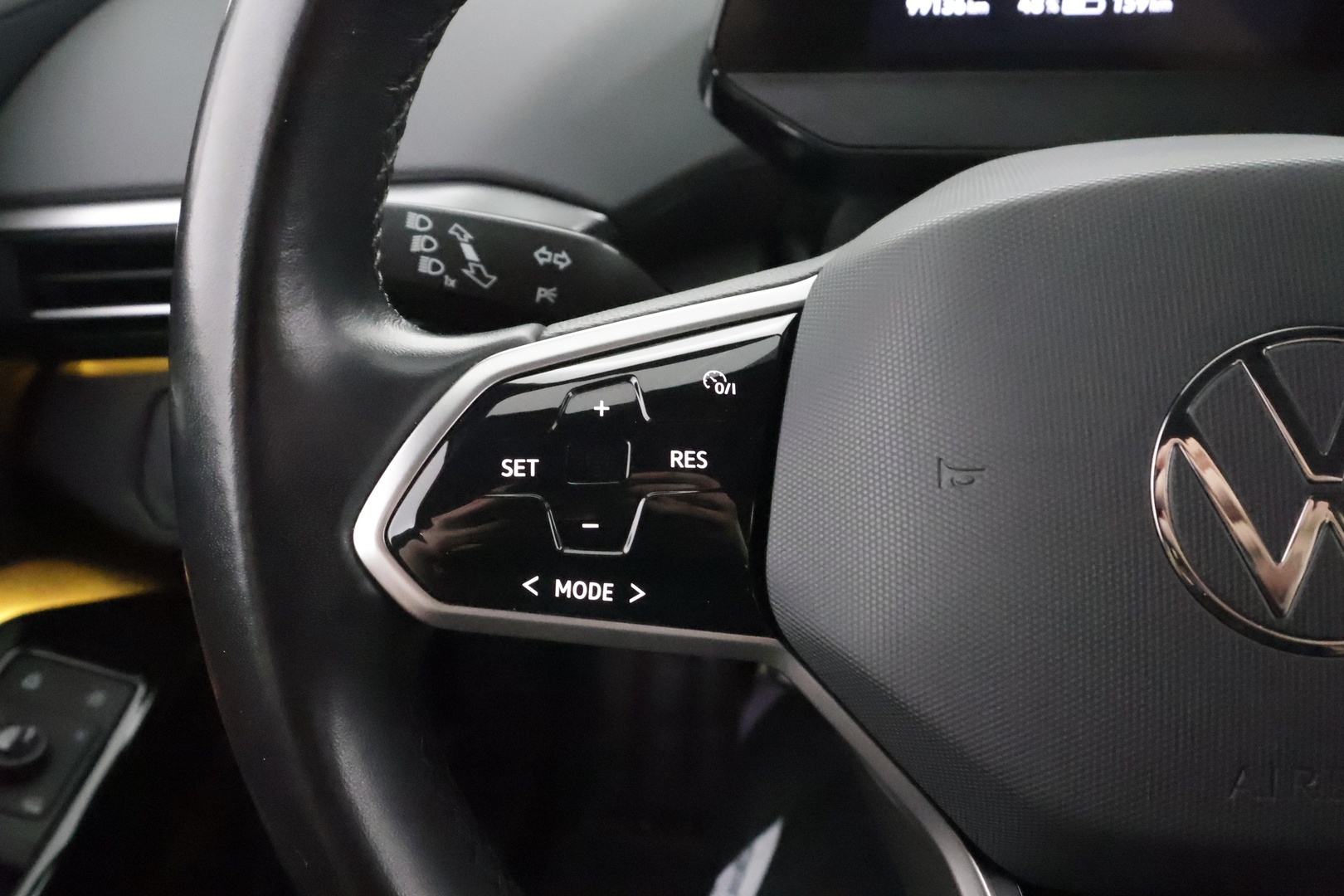 Volkswagen ID.4 2021 Pro Performance 1ST 150 kW, akku 77 kWh * ACC / ILP / Koukku / P.Kamera / LED / Navi / Ratinlämmitin * - Suomi-auto / Kahdet renkaat aluvanteilla / Merkkihuollettu