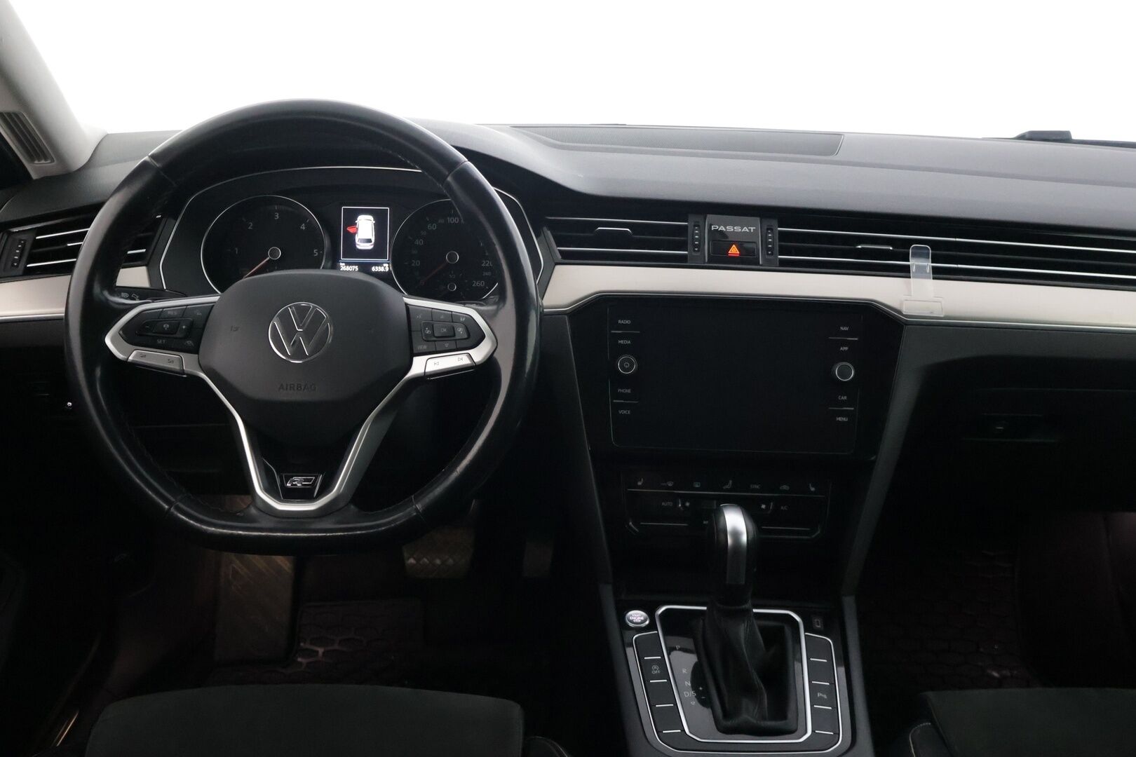 Volkswagen Passat 2021 Variant R-Line 2,0 TDI SCR 147 kW DSG * Webasto / Adap.vakkari / Koukku / Ratinlämmitin / Nahka-alcantara / LED / Ambient* - * Kattavasti huollettu / R-Line / ALV / Hyvät varusteet * - HULLUT AVAJAISHULINAT KORKOTARJOUS 3,29 %