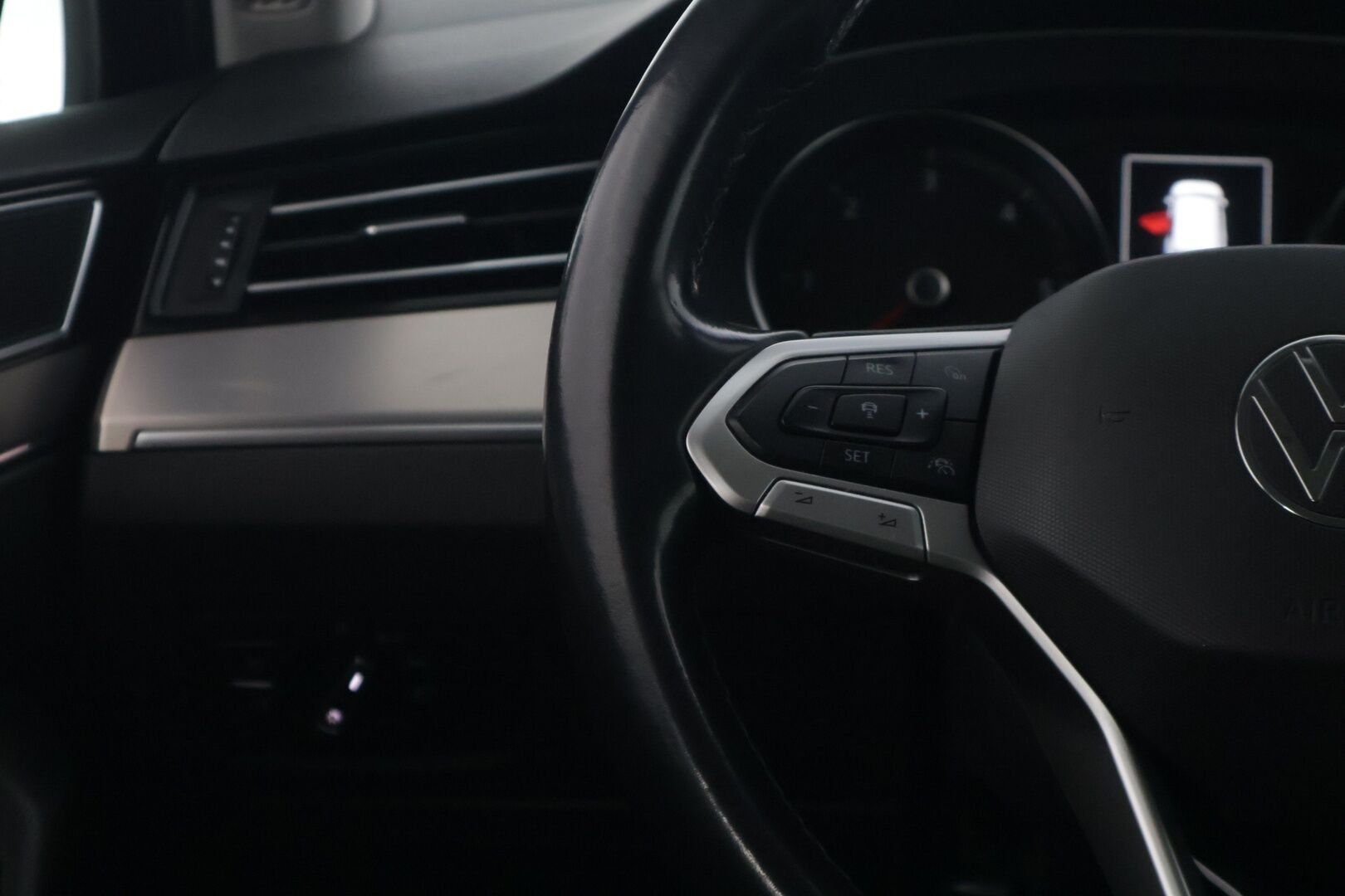 Volkswagen Passat 2021 Passat Variant R-Line 2,0 TDI EVO SCR 110 kW DSG-automaatti - | R-Line | ALV | Webasto | ACC | Koukku | Ratinlämmitin | Nahka-alcantara | LED | Ambient | Kattavasti huollettu | 