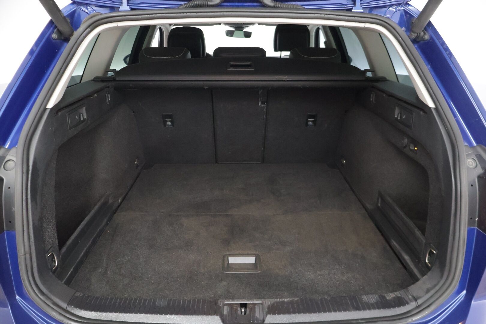 Volkswagen Passat 2021 Passat Variant R-Line 2,0 TDI EVO SCR 110 kW DSG-automaatti - | R-Line | ALV | Webasto | ACC | Koukku | Ratinlämmitin | Nahka-alcantara | LED | Ambient | Kattavasti huollettu | 