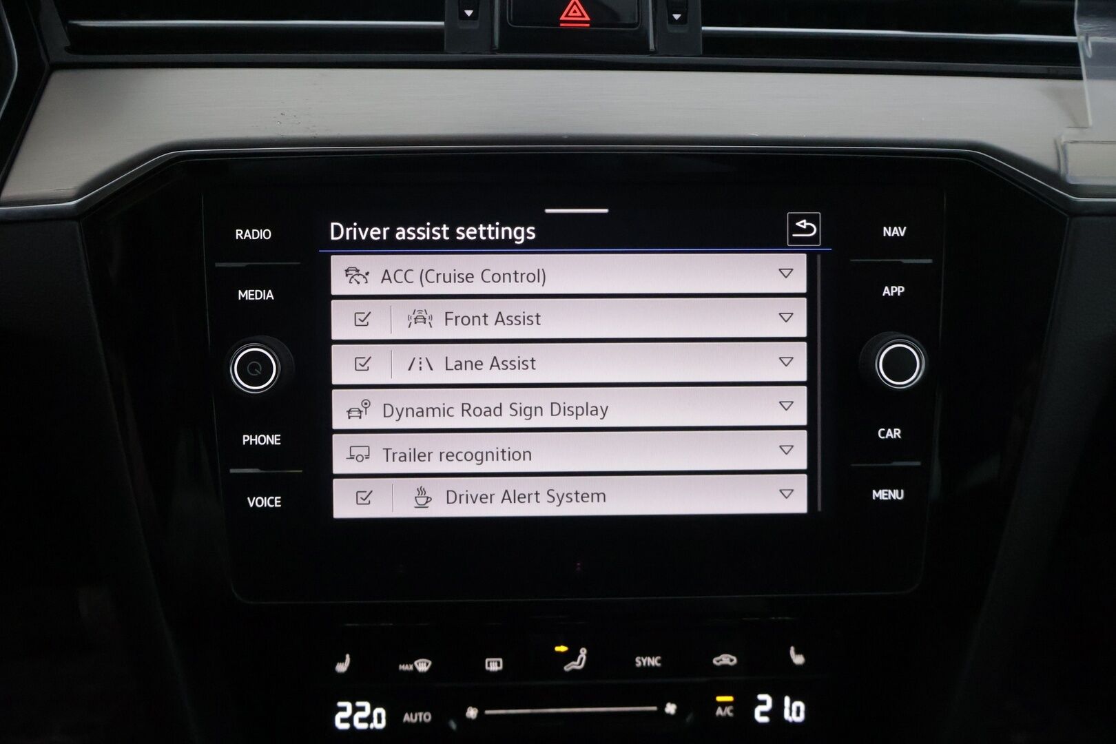 Volkswagen Passat 2021 Passat Variant R-Line 2,0 TDI EVO SCR 110 kW DSG-automaatti - | R-Line | ALV | Webasto | ACC | Koukku | Ratinlämmitin | Nahka-alcantara | LED | Ambient | Kattavasti huollettu | 
