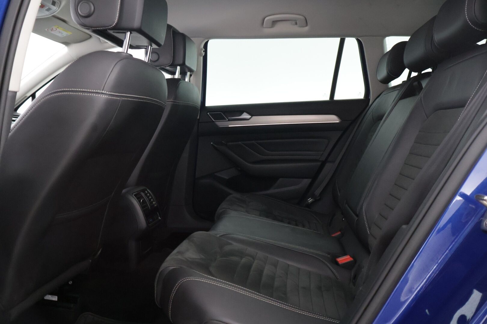 Volkswagen Passat 2021 Passat Variant R-Line 2,0 TDI EVO SCR 110 kW DSG-automaatti - | R-Line | ALV | Webasto | ACC | Koukku | Ratinlämmitin | Nahka-alcantara | LED | Ambient | Kattavasti huollettu | 