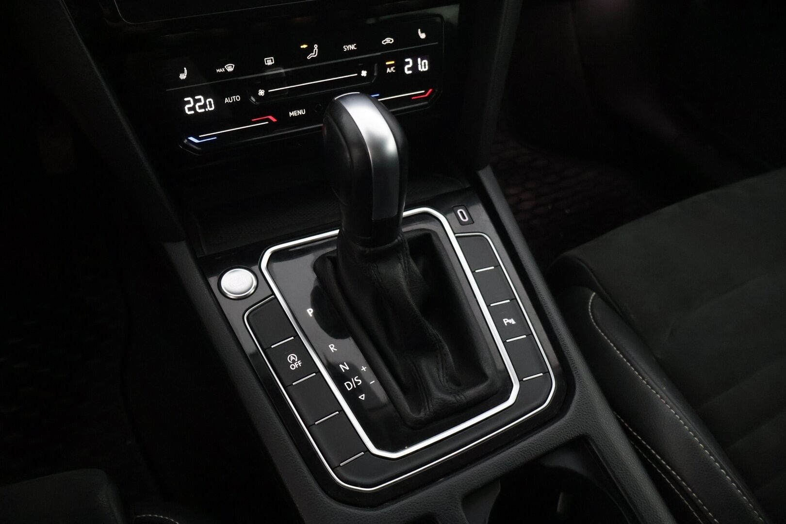 Volkswagen Passat 2021 Variant R-Line 2,0 TDI SCR 147 kW DSG * Webasto / Adap.vakkari / Koukku / Ratinlämmitin / Nahka-alcantara / LED / Ambient* - * Kattavasti huollettu / R-Line / ALV / Hyvät varusteet * - HULLUT AVAJAISHULINAT KORKOTARJOUS 3,29 %