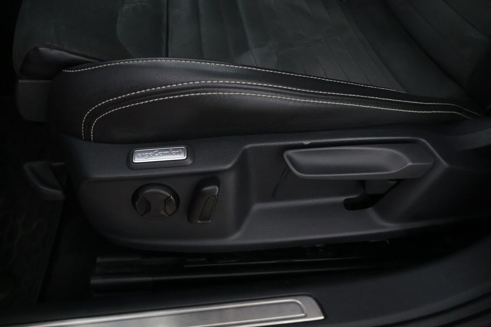 Volkswagen Passat 2021 Variant R-Line 2,0 TDI SCR 147 kW DSG * Webasto / Adap.vakkari / Koukku / Ratinlämmitin / Nahka-alcantara / LED / Ambient* - * Kattavasti huollettu / R-Line / ALV / Hyvät varusteet * - HULLUT AVAJAISHULINAT KORKOTARJOUS 3,29 %