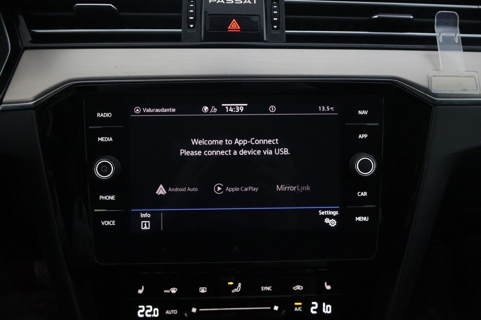 Volkswagen Passat 2021 Passat Variant R-Line 2,0 TDI EVO SCR 110 kW DSG-automaatti - | R-Line | ALV | Webasto | ACC | Koukku | Ratinlämmitin | Nahka-alcantara | LED | Ambient | Kattavasti huollettu | 