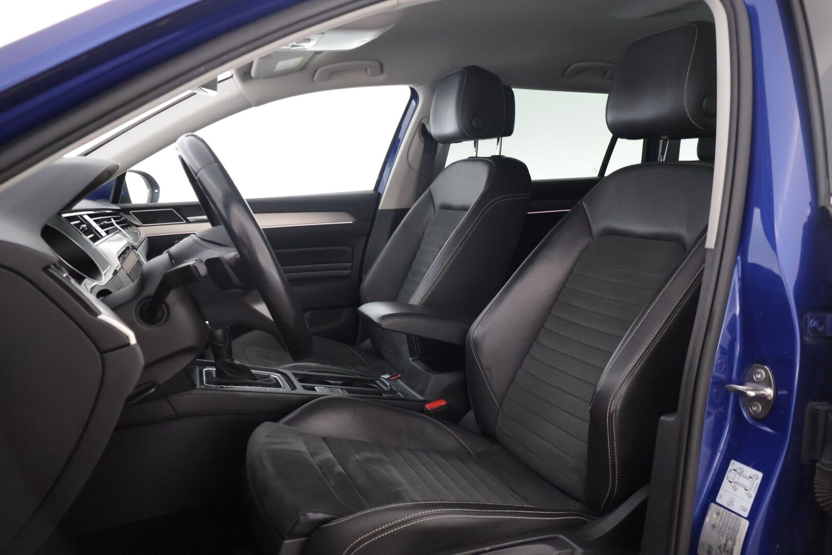 Volkswagen Passat 2021 Variant R-Line 2,0 TDI SCR 147 kW DSG * Webasto / Adap.vakkari / Koukku / Ratinlämmitin / Nahka-alcantara / LED / Ambient* - * Kattavasti huollettu / R-Line / ALV / Hyvät varusteet * - HULLUT AVAJAISHULINAT KORKOTARJOUS 3,29 %