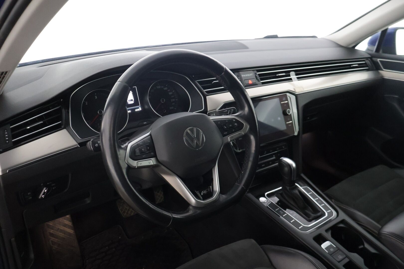 Volkswagen Passat 2021 Variant R-Line 2,0 TDI SCR 147 kW DSG * Webasto / Adap.vakkari / Koukku / Ratinlämmitin / Nahka-alcantara / LED / Ambient* - * Kattavasti huollettu / R-Line / ALV / Hyvät varusteet * - HULLUT AVAJAISHULINAT KORKOTARJOUS 3,29 %