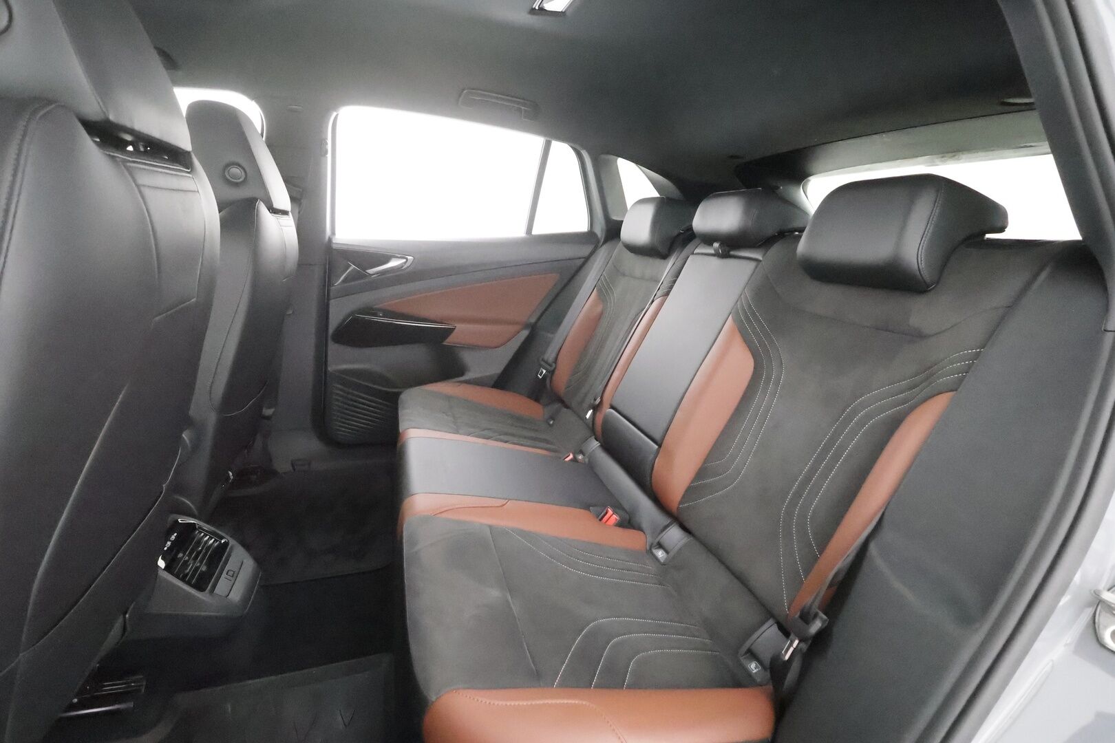 Volkswagen ID.4 2021 Pro Performance Business 150 kW, akku 77 kWh - | ILP | Koukku | ACC | Matrix-LED | P.Kamera | Nahka-Alcantara | Navi | Kaistavahti | Keyless | 1-om Suomi-auto | 2x Latauskaapelit | Kahdet renkaat |