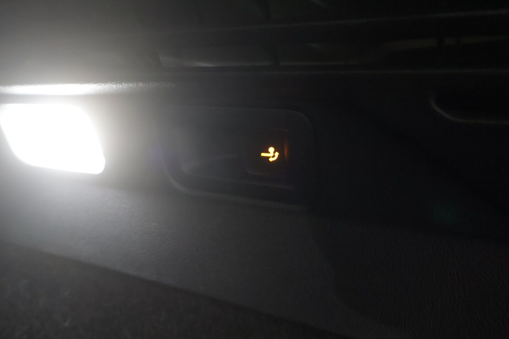 Volkswagen ID.4 2021 Pro Performance Business 150 kW, akku 77 kWh - | ILP | Koukku | ACC | Matrix-LED | P.Kamera | Nahka-Alcantara | Navi | Kaistavahti | Keyless | 1-om Suomi-auto | 2x Latauskaapelit | Kahdet renkaat |