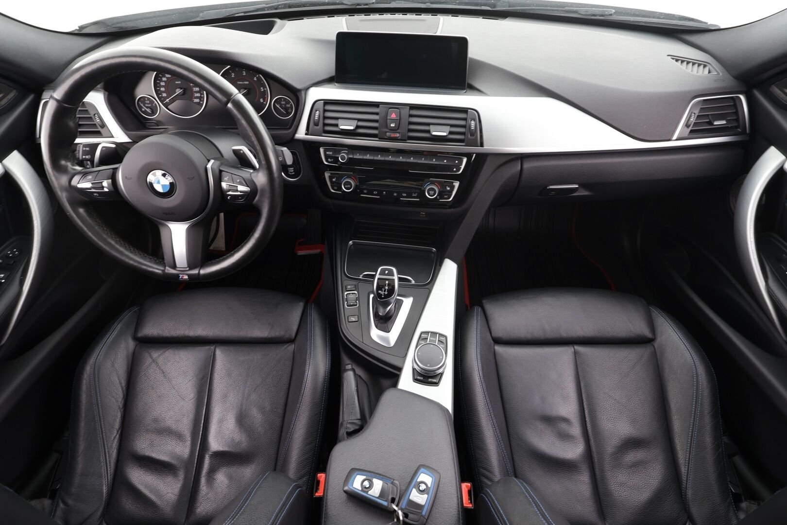 BMW 320 2018 F31 Touring 320d A xDrive Business M-Sport * HUD / Panorama / Adapt.LED / P.kamera / H&K / Comfort Access * - Vakkari / Navi / Sporttinahat / Koukku / Kahdet renkaat aluvanteilla / Hyvät varusteet