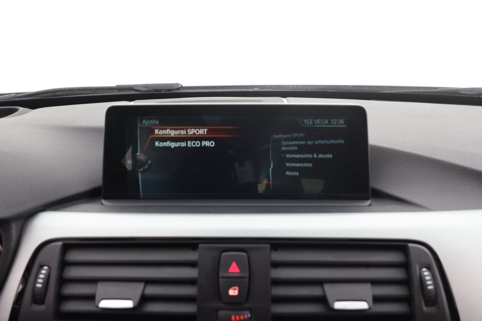 BMW 320 2018 F31 Touring 320d A xDrive Business M-Sport * HUD / Panorama / Adapt.LED / P.kamera / H&K / Comfort Access * - Vakkari / Navi / Sporttinahat / Koukku / Kahdet renkaat aluvanteilla / Hyvät varusteet