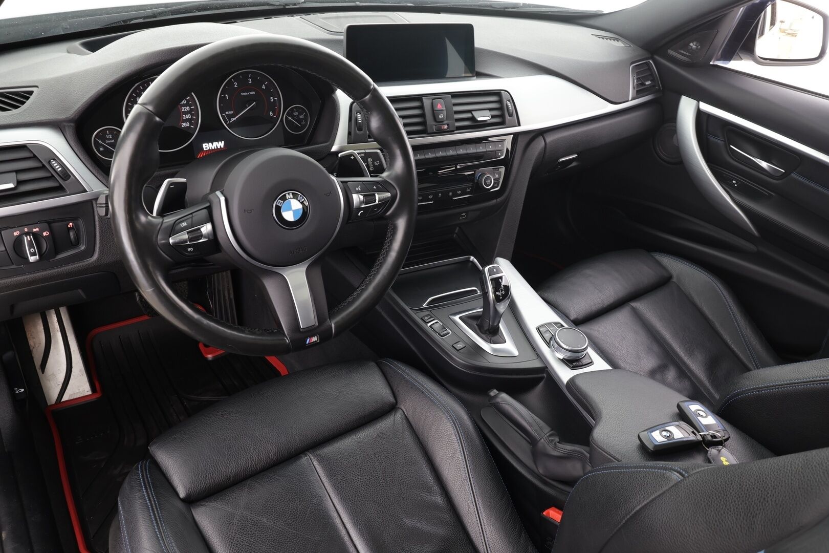 BMW 320 2018 F31 Touring 320d A xDrive Business M-Sport * HUD / Panorama / Adapt.LED / P.kamera / H&K / Comfort Access * - Vakkari / Navi / Sporttinahat / Koukku / Kahdet renkaat aluvanteilla / Hyvät varusteet