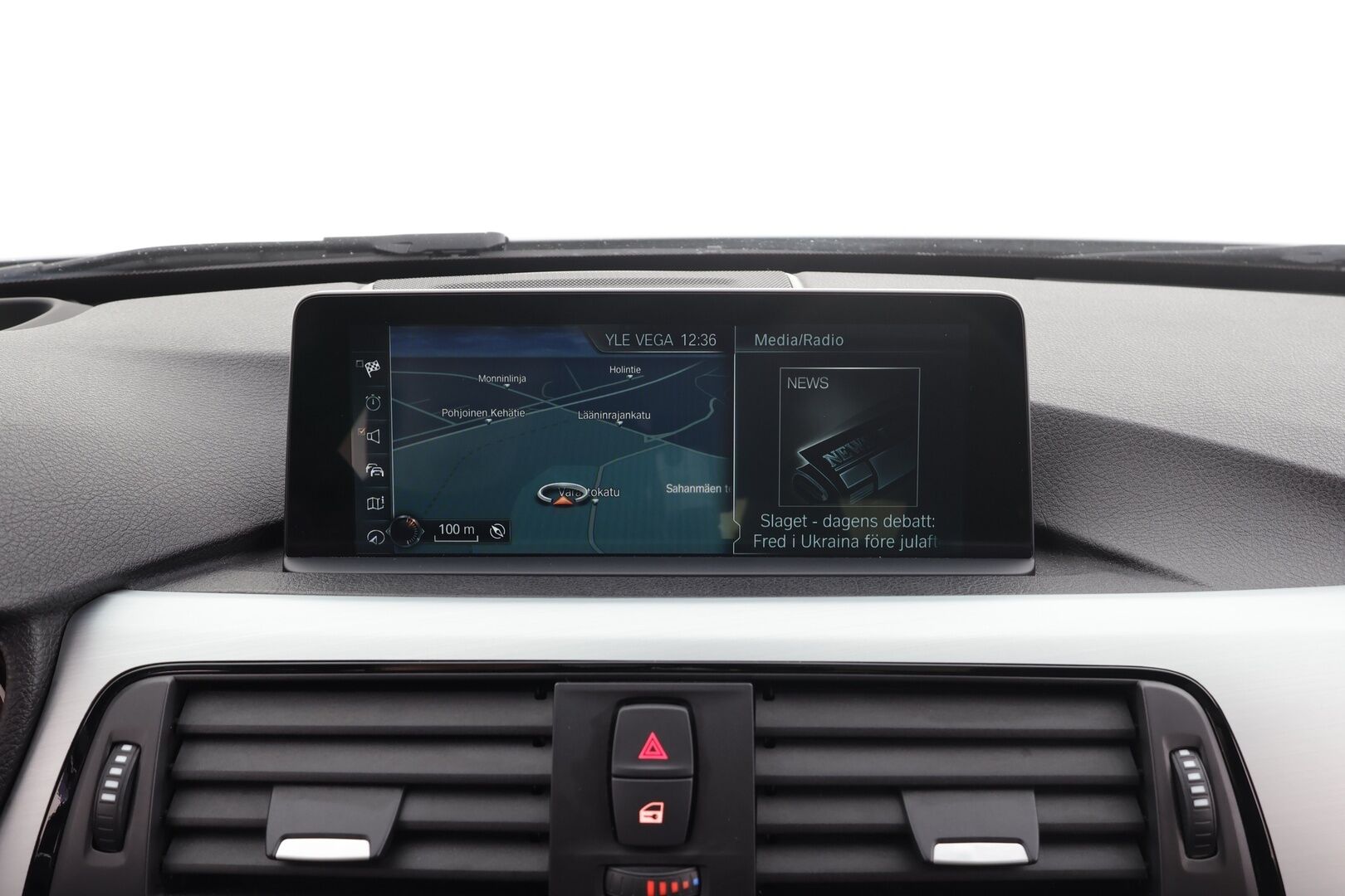 BMW 320 2018 F31 Touring 320d A xDrive Business M-Sport * HUD / Panorama / Adapt.LED / P.kamera / H&K / Comfort Access * - Vakkari / Navi / Sporttinahat / Koukku / Kahdet renkaat aluvanteilla / Hyvät varusteet