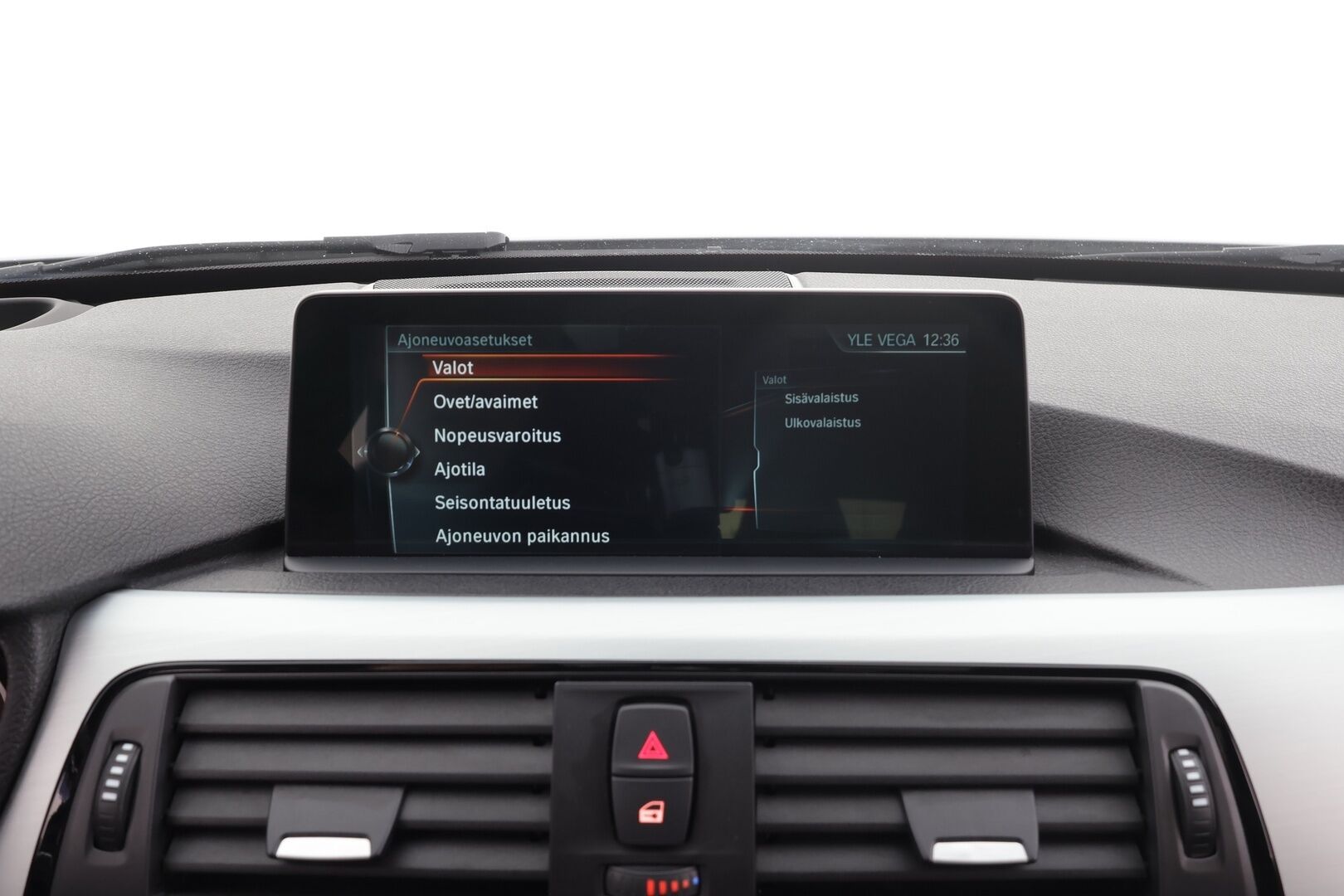 BMW 320 2018 F31 Touring 320d A xDrive Business M-Sport * HUD / Panorama / Adapt.LED / P.kamera / H&K / Comfort Access * - Vakkari / Navi / Sporttinahat / Koukku / Kahdet renkaat aluvanteilla / Hyvät varusteet