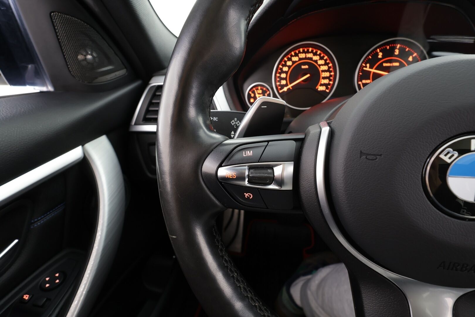 BMW 320 2018 F31 Touring 320d A xDrive Business M-Sport * HUD / Panorama / Adapt.LED / P.kamera / H&K / Comfort Access * - Vakkari / Navi / Sporttinahat / Koukku / Kahdet renkaat aluvanteilla / Hyvät varusteet