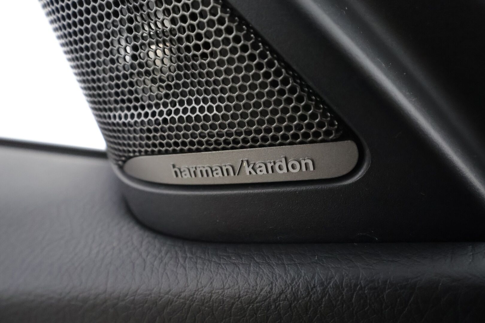 BMW 320 2018 F31 Touring 320d A xDrive Business M-Sport * HUD / Panorama / Adapt.LED / P.kamera / H&K / Comfort Access * - Vakkari / Navi / Sporttinahat / Koukku / Kahdet renkaat aluvanteilla / Hyvät varusteet