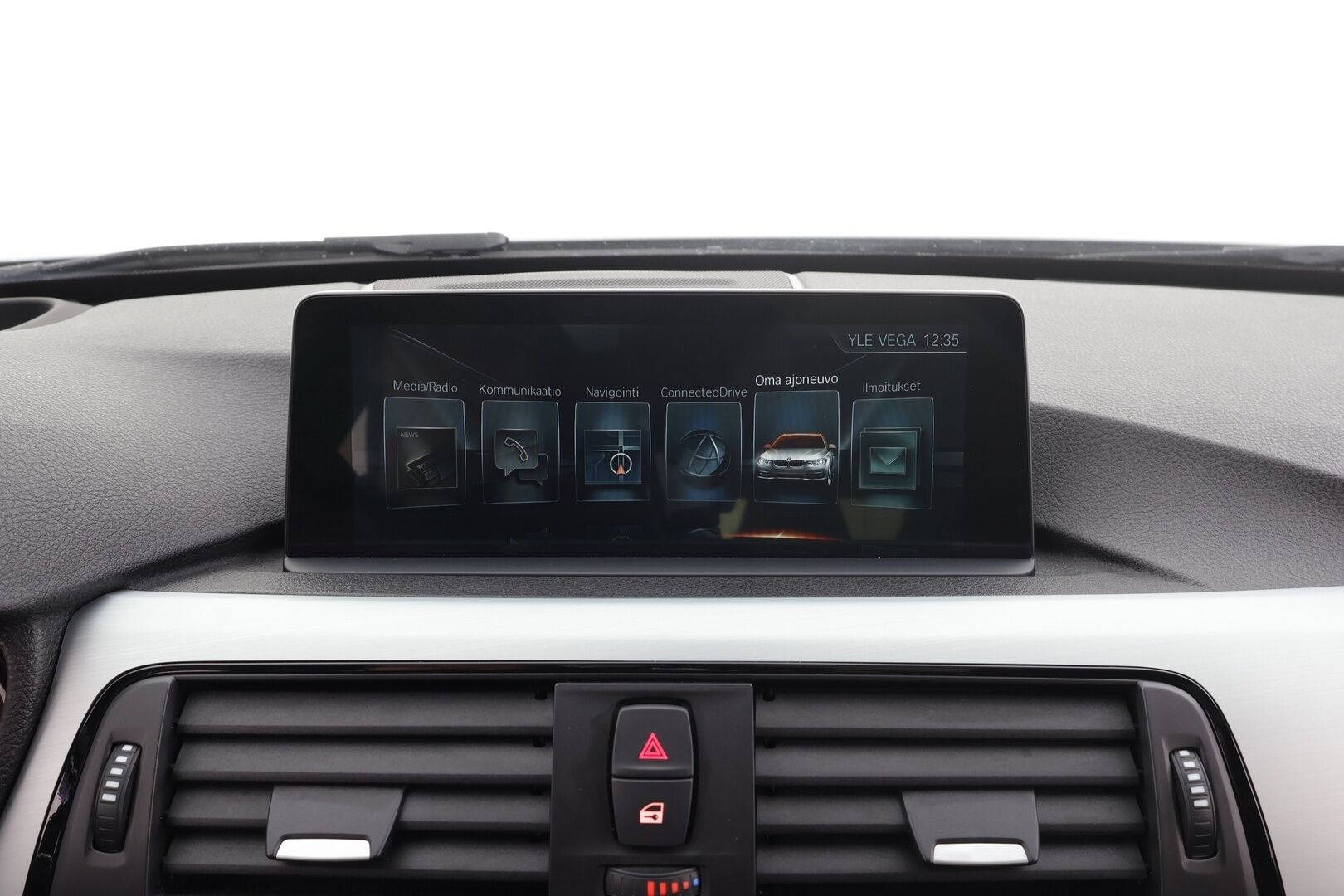 BMW 320 2018 F31 Touring 320d A xDrive Business M-Sport * HUD / Panorama / Adapt.LED / P.kamera / H&K / Comfort Access * - Vakkari / Navi / Sporttinahat / Koukku / Kahdet renkaat aluvanteilla / Hyvät varusteet