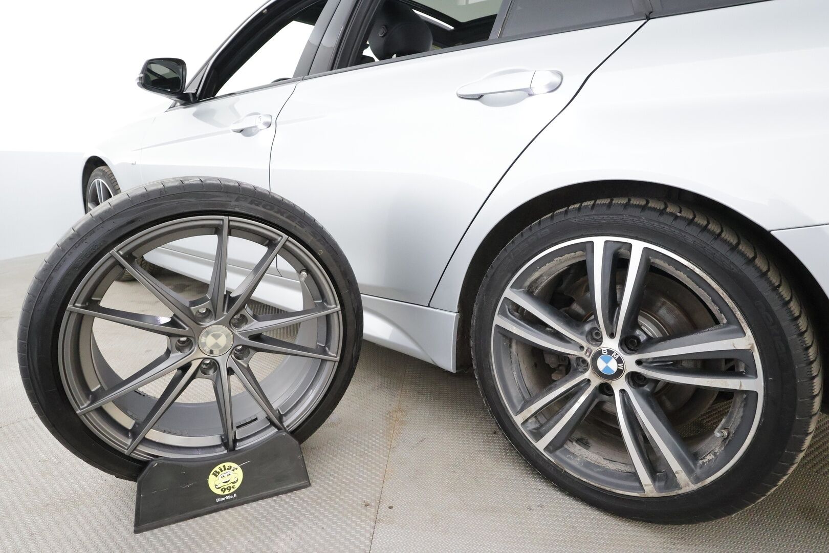 BMW 320 2018 F31 Touring 320d A xDrive Business M-Sport * HUD / Panorama / Adapt.LED / P.kamera / H&K / Comfort Access * - Vakkari / Navi / Sporttinahat / Koukku / Kahdet renkaat aluvanteilla / Hyvät varusteet