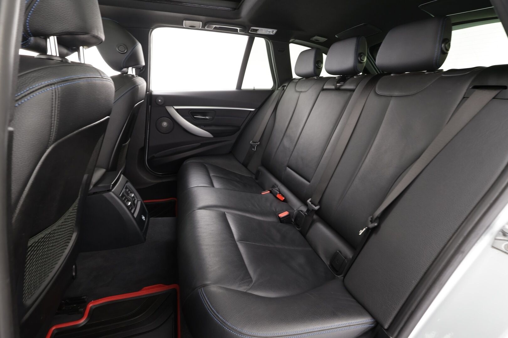 BMW 320 2018 F31 Touring 320d A xDrive Business M-Sport * HUD / Panorama / Adapt.LED / P.kamera / H&K / Comfort Access * - Vakkari / Navi / Sporttinahat / Koukku / Kahdet renkaat aluvanteilla / Hyvät varusteet