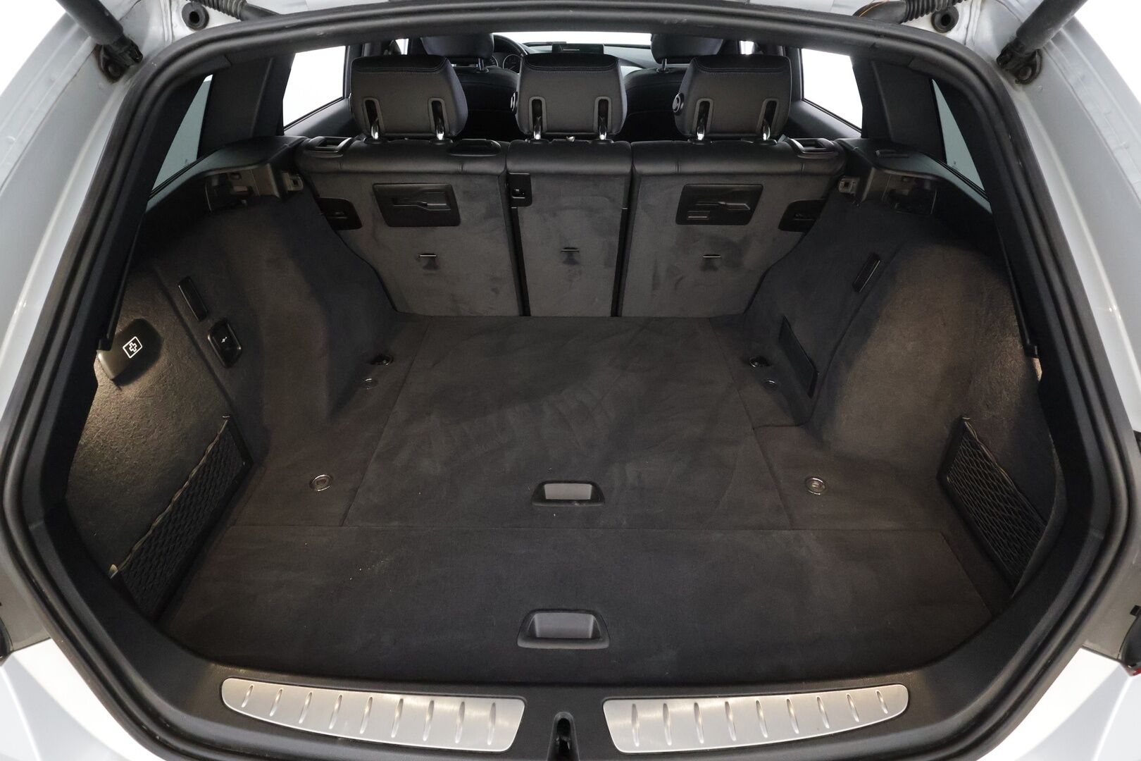 BMW 320 2018 F31 Touring 320d A xDrive Business M-Sport * HUD / Panorama / Adapt.LED / P.kamera / H&K / Comfort Access * - Vakkari / Navi / Sporttinahat / Koukku / Kahdet renkaat aluvanteilla / Hyvät varusteet