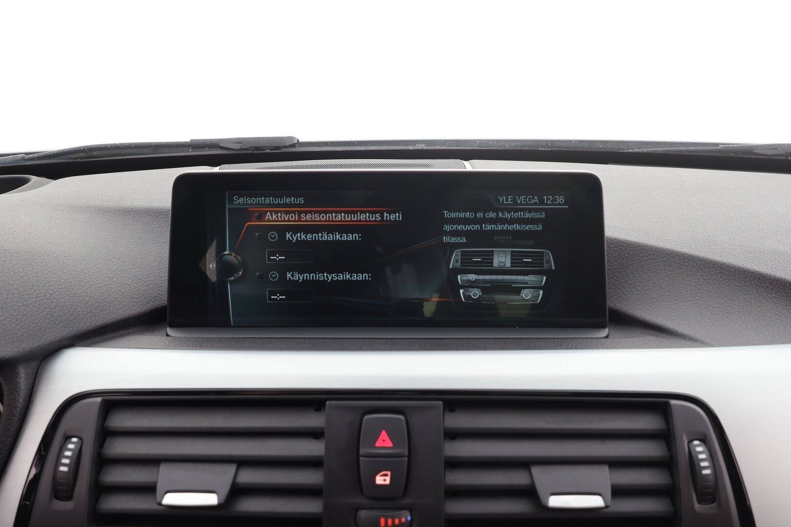 BMW 320 2018 F31 Touring 320d A xDrive Business M-Sport * HUD / Panorama / Adapt.LED / P.kamera / H&K / Comfort Access * - Vakkari / Navi / Sporttinahat / Koukku / Kahdet renkaat aluvanteilla / Hyvät varusteet