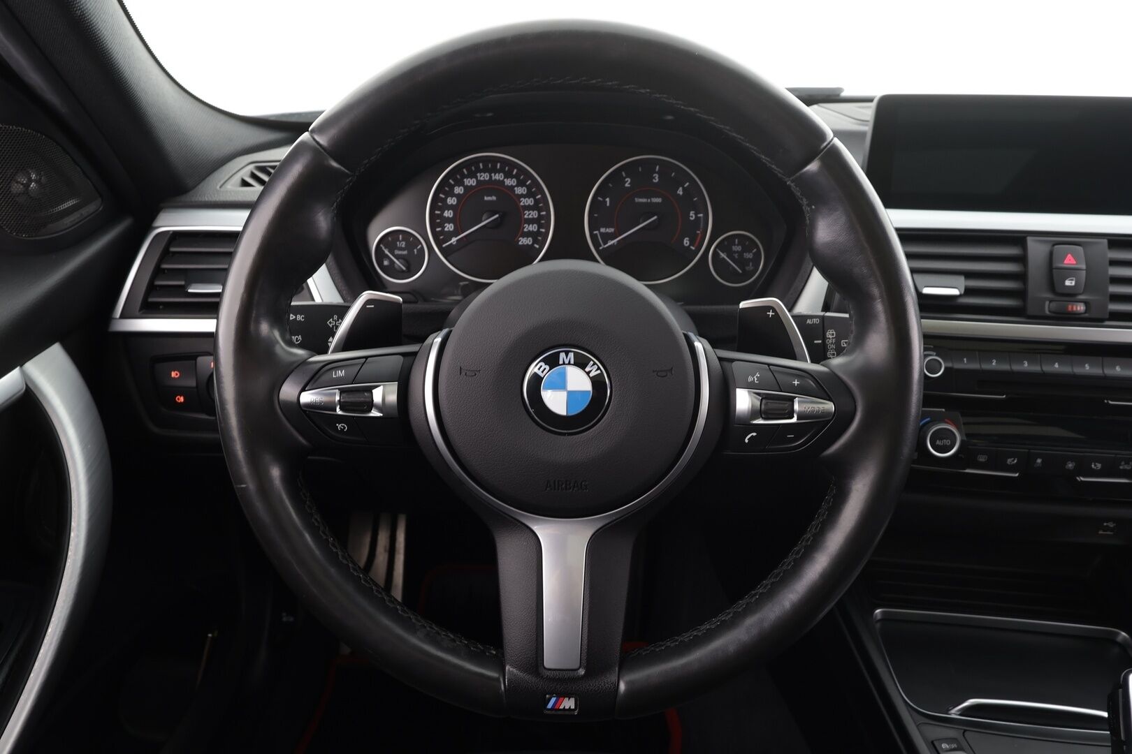 BMW 320 2018 F31 Touring 320d A xDrive Business M-Sport * HUD / Panorama / Adapt.LED / P.kamera / H&K / Comfort Access * - Vakkari / Navi / Sporttinahat / Koukku / Kahdet renkaat aluvanteilla / Hyvät varusteet