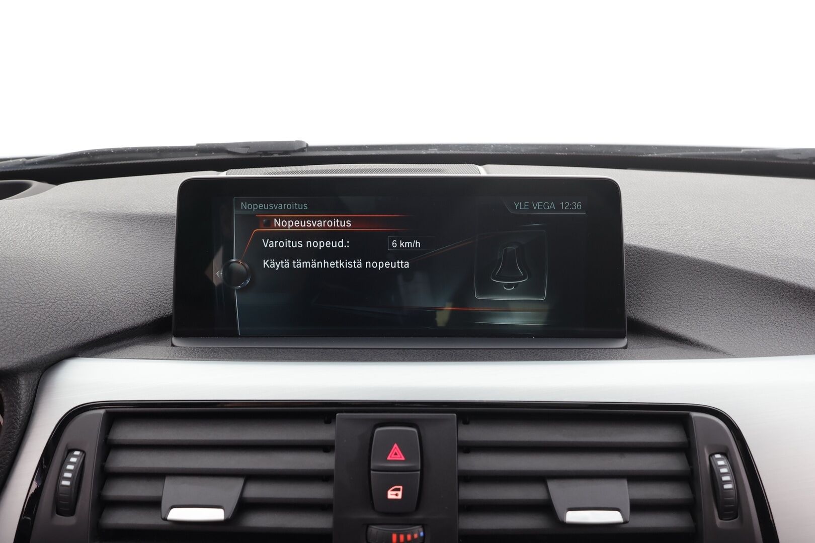 BMW 320 2018 F31 Touring 320d A xDrive Business M-Sport * HUD / Panorama / Adapt.LED / P.kamera / H&K / Comfort Access * - Vakkari / Navi / Sporttinahat / Koukku / Kahdet renkaat aluvanteilla / Hyvät varusteet