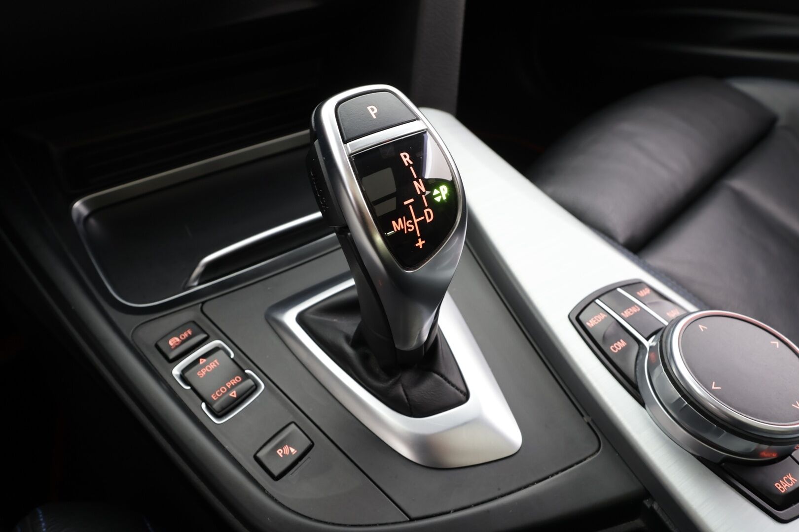 BMW 320 2018 F31 Touring 320d A xDrive Business M-Sport * HUD / Panorama / Adapt.LED / P.kamera / H&K / Comfort Access * - Vakkari / Navi / Sporttinahat / Koukku / Kahdet renkaat aluvanteilla / Hyvät varusteet