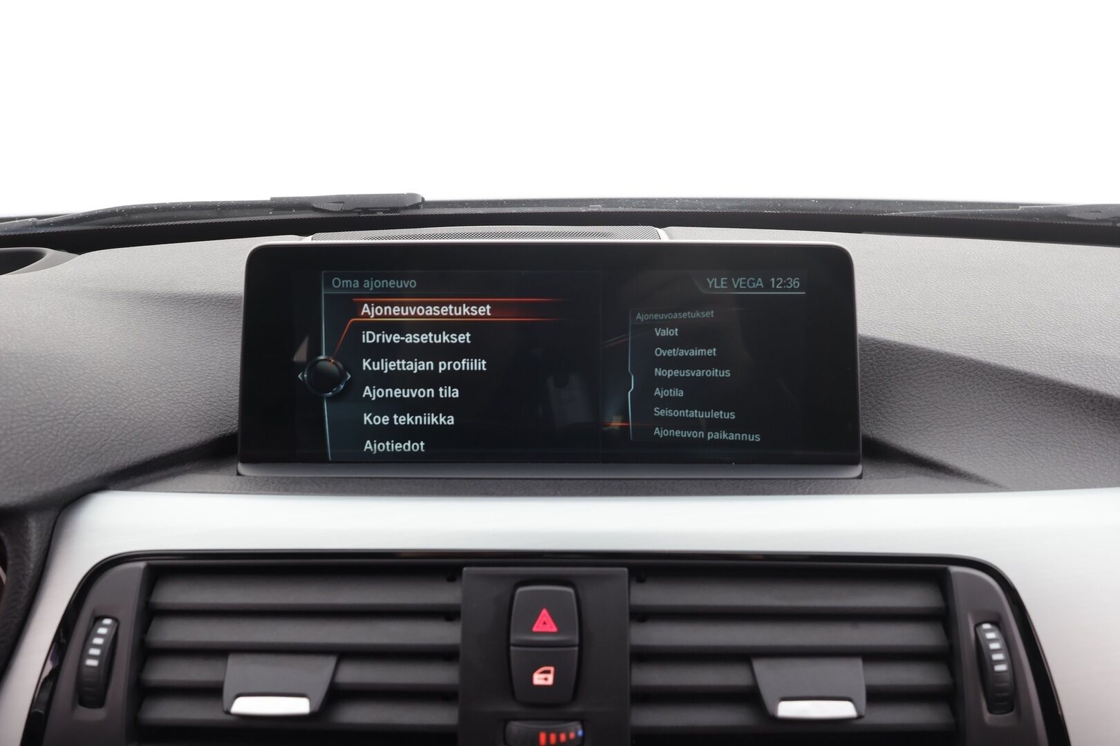 BMW 320 2018 F31 Touring 320d A xDrive Business M-Sport * HUD / Panorama / Adapt.LED / P.kamera / H&K / Comfort Access * - Vakkari / Navi / Sporttinahat / Koukku / Kahdet renkaat aluvanteilla / Hyvät varusteet