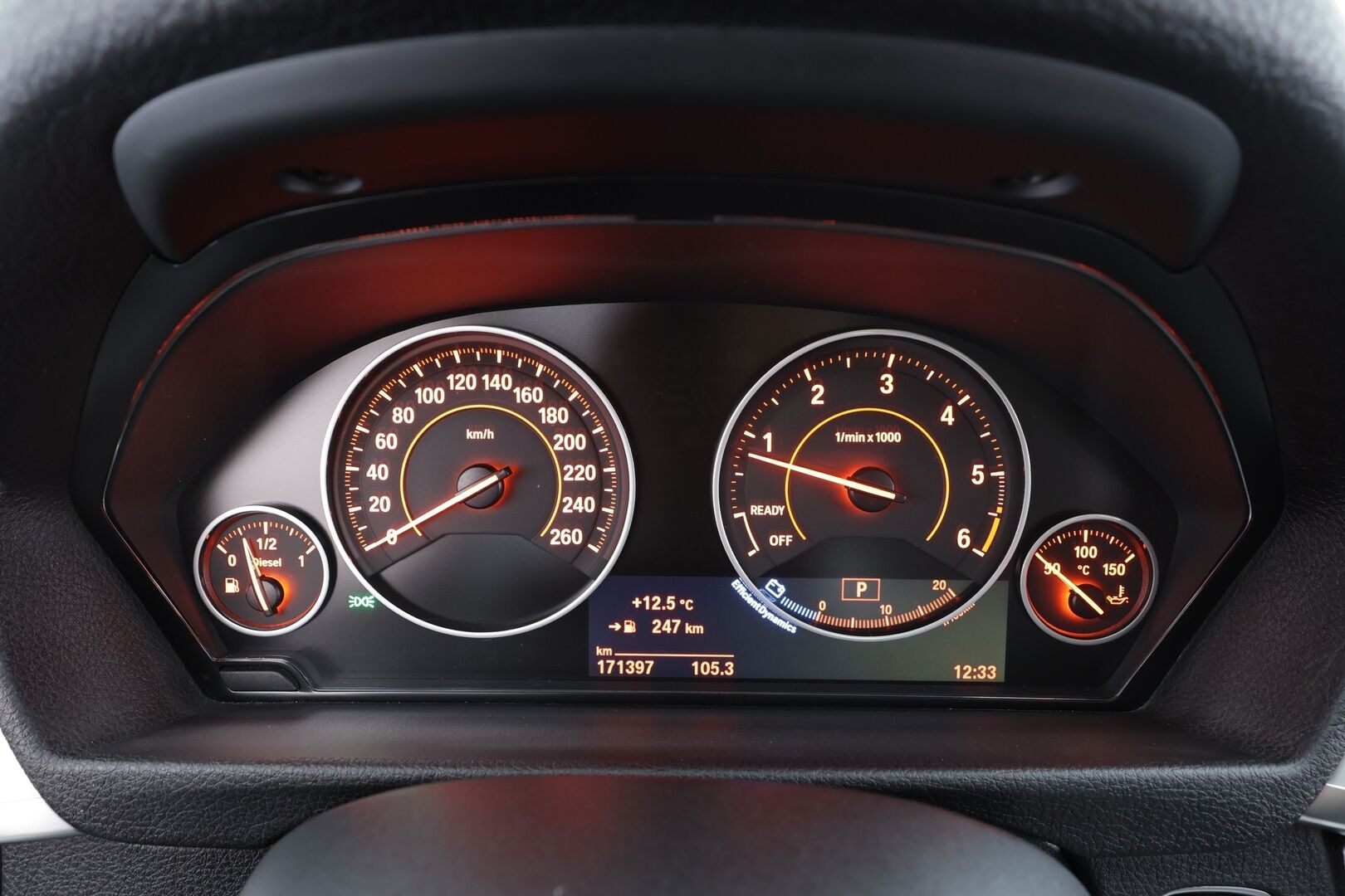 BMW 320 2018 F31 Touring 320d A xDrive Business M-Sport * HUD / Panorama / Adapt.LED / P.kamera / H&K / Comfort Access * - Vakkari / Navi / Sporttinahat / Koukku / Kahdet renkaat aluvanteilla / Hyvät varusteet