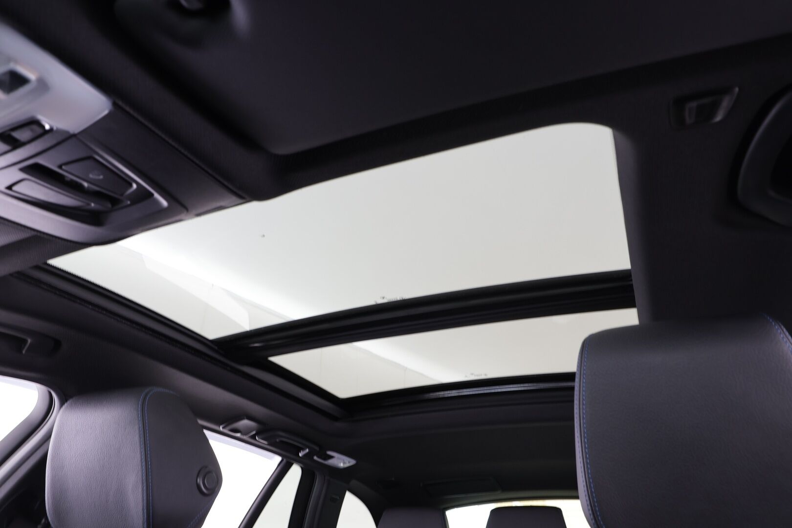 BMW 320 2018 F31 Touring 320d A xDrive Business M-Sport * HUD / Panorama / Adapt.LED / P.kamera / H&K / Comfort Access * - Vakkari / Navi / Sporttinahat / Koukku / Kahdet renkaat aluvanteilla / Hyvät varusteet