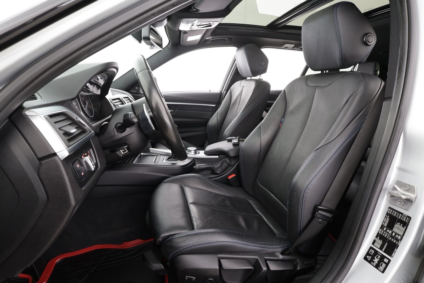 BMW 320 2018 F31 Touring 320d A xDrive Business M-Sport * HUD / Panorama / Adapt.LED / P.kamera / H&K / Comfort Access * - Vakkari / Navi / Sporttinahat / Koukku / Kahdet renkaat aluvanteilla / Hyvät varusteet