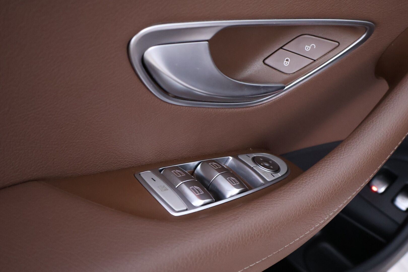 Mercedes-Benz E 2020 300 de A Business Avantgarde Edition EQ Power - Multibeam / Widescreen / Peruutuskamera / Ruskeat nahat / Vetokoukku / Vakkari / BLIS / Comand-Navi / Juuri saapunut!