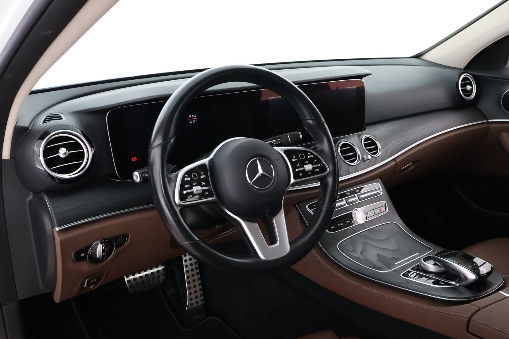 Mercedes-Benz E 2020 300 de A Business Avantgarde Edition EQ Power - Multibeam / Widescreen / Peruutuskamera / Ruskeat nahat / Vetokoukku / Vakkari / BLIS / Comand-Navi / Juuri saapunut!