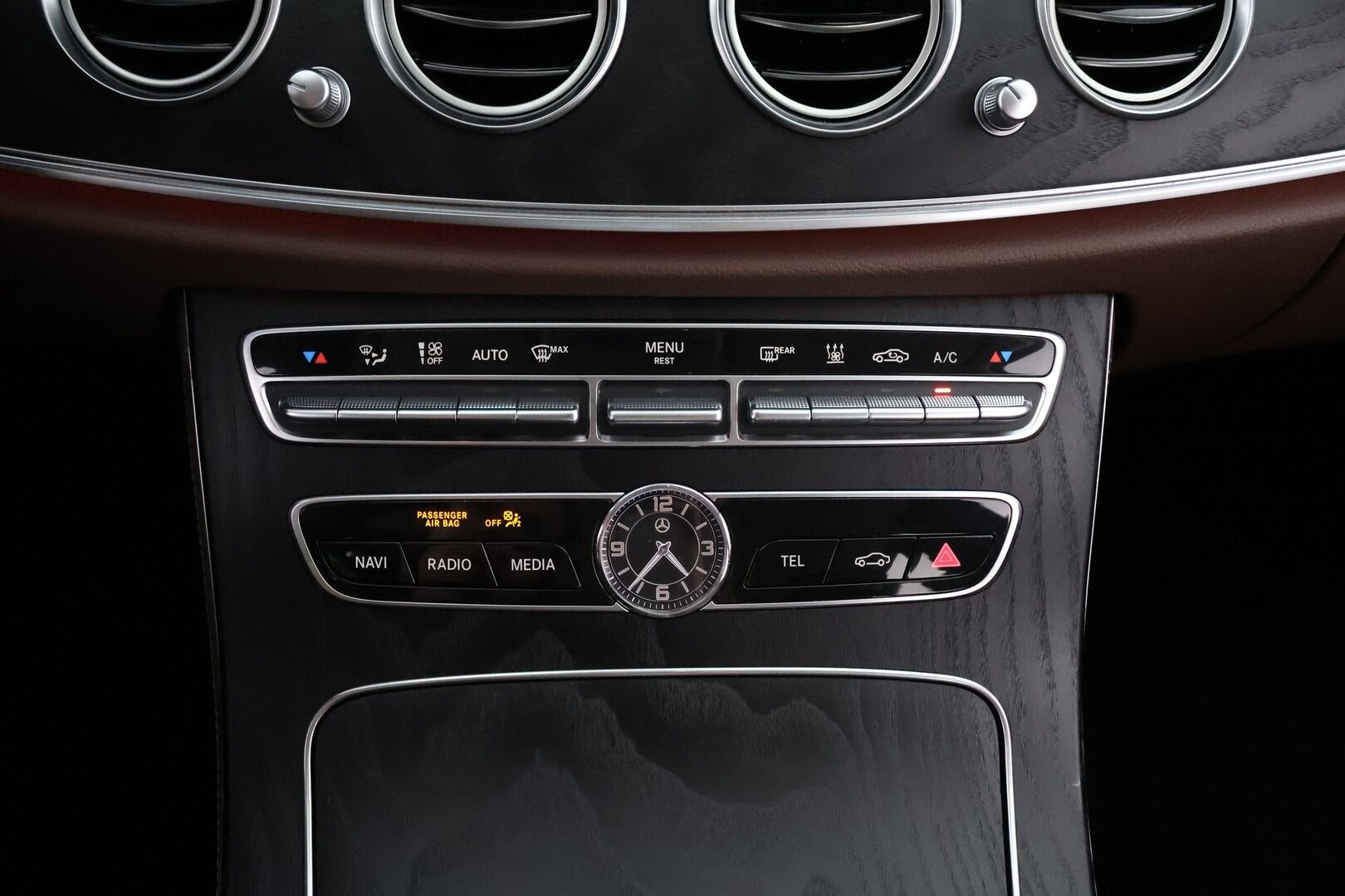 Mercedes-Benz E 2020 300 de A Business Avantgarde Edition EQ Power - Multibeam / Widescreen / Peruutuskamera / Ruskeat nahat / Vetokoukku / Vakkari / BLIS / Comand-Navi / Juuri saapunut!