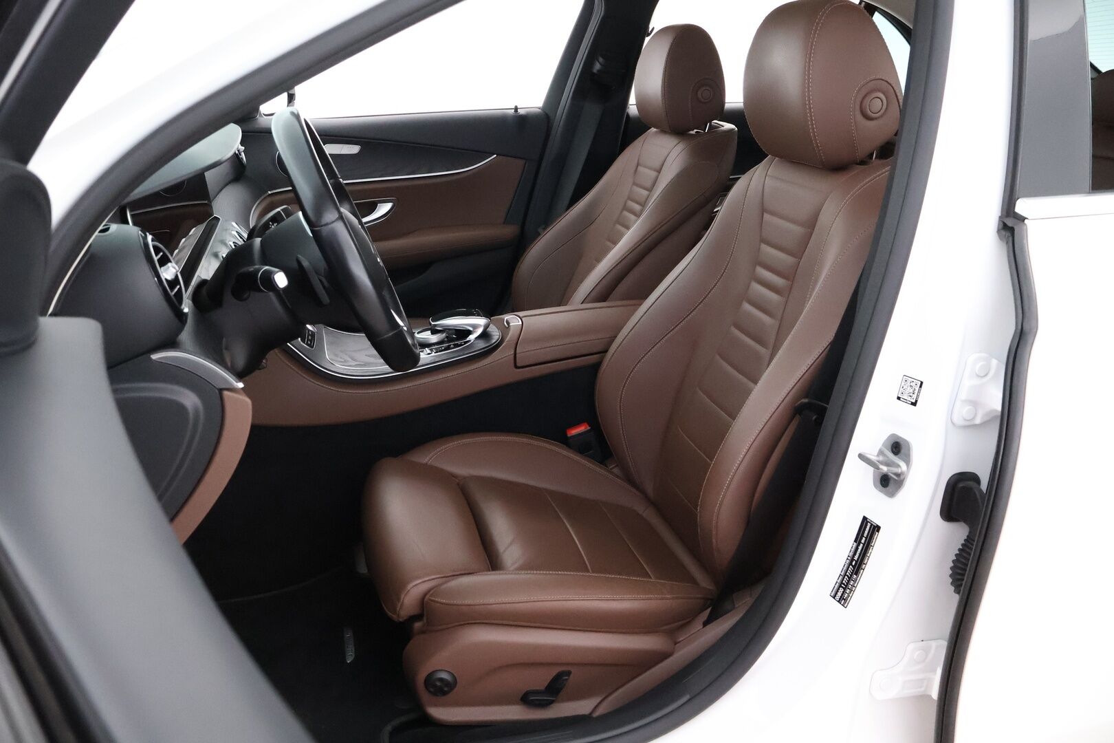 Mercedes-Benz E 2020 300 de A Business Avantgarde Edition EQ Power - Multibeam / Widescreen / Peruutuskamera / Ruskeat nahat / Vetokoukku / Vakkari / BLIS / Comand-Navi / Juuri saapunut!