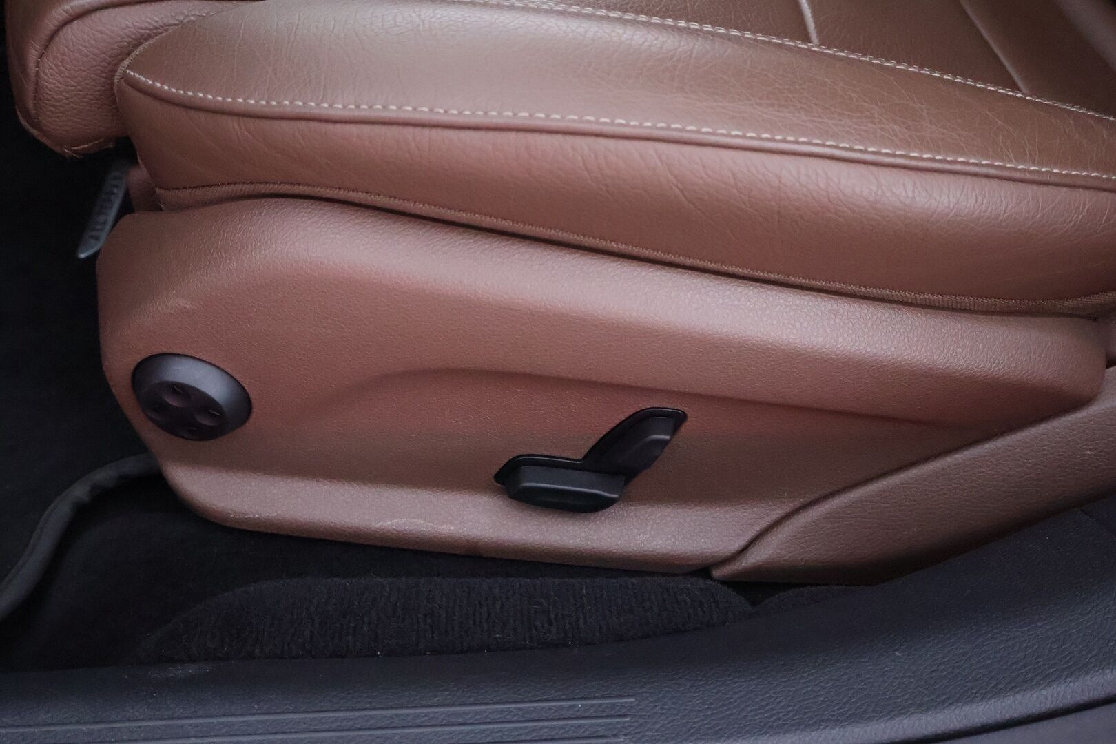 Mercedes-Benz E 2020 300 de A Business Avantgarde Edition EQ Power - Multibeam / Widescreen / Peruutuskamera / Ruskeat nahat / Vetokoukku / Vakkari / BLIS / Comand-Navi / Juuri saapunut!