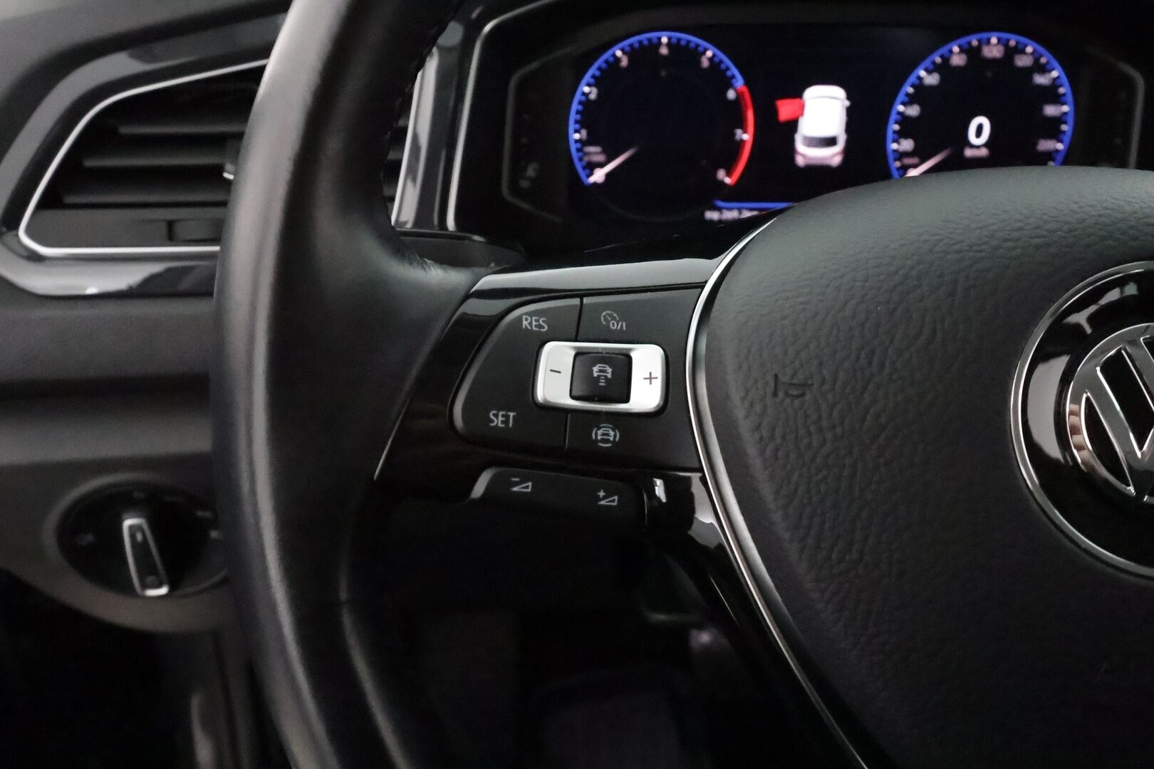 Volkswagen T-Roc 2020 Sport Limited 1,5 TSI EVO 110 kW DSG ** Webasto / Adapt.Vakkari / P.Tutkat / LED-valot / Kaistavahti / Apple&Android ** - Suomi-auto / 2x renkaat