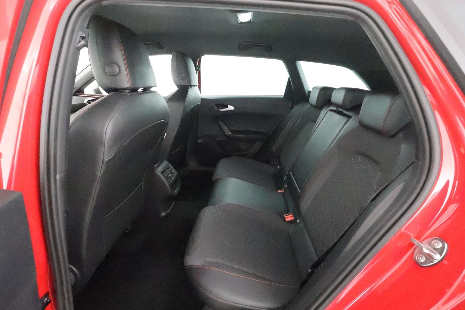 Seat LEON SPORTSTOURER 2021 1.5 eTSI 150 Hybrid DSG FR - 1.Om Suomi-auto / Webasto / Koukku /  Adapt.vakkari / P. Kamera / Kaistavahti / KeylessGo / 2x Renkaat / 