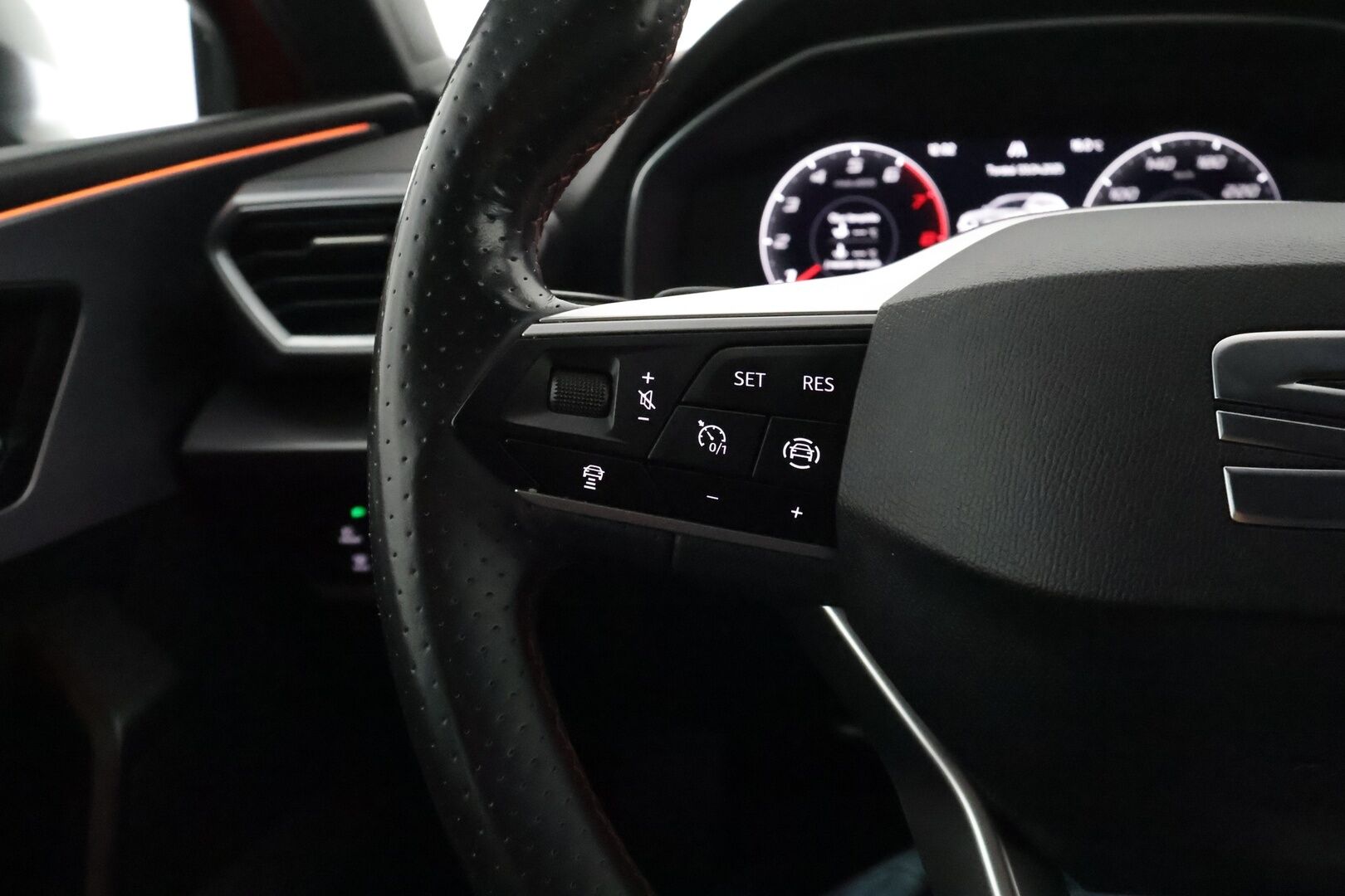 Seat LEON SPORTSTOURER 2021 1.5 eTSI 150 Hybrid DSG FR - 1.Om Suomi-auto / Webasto / Koukku /  Adapt.vakkari / P. Kamera / Kaistavahti / KeylessGo / 2x Renkaat / 