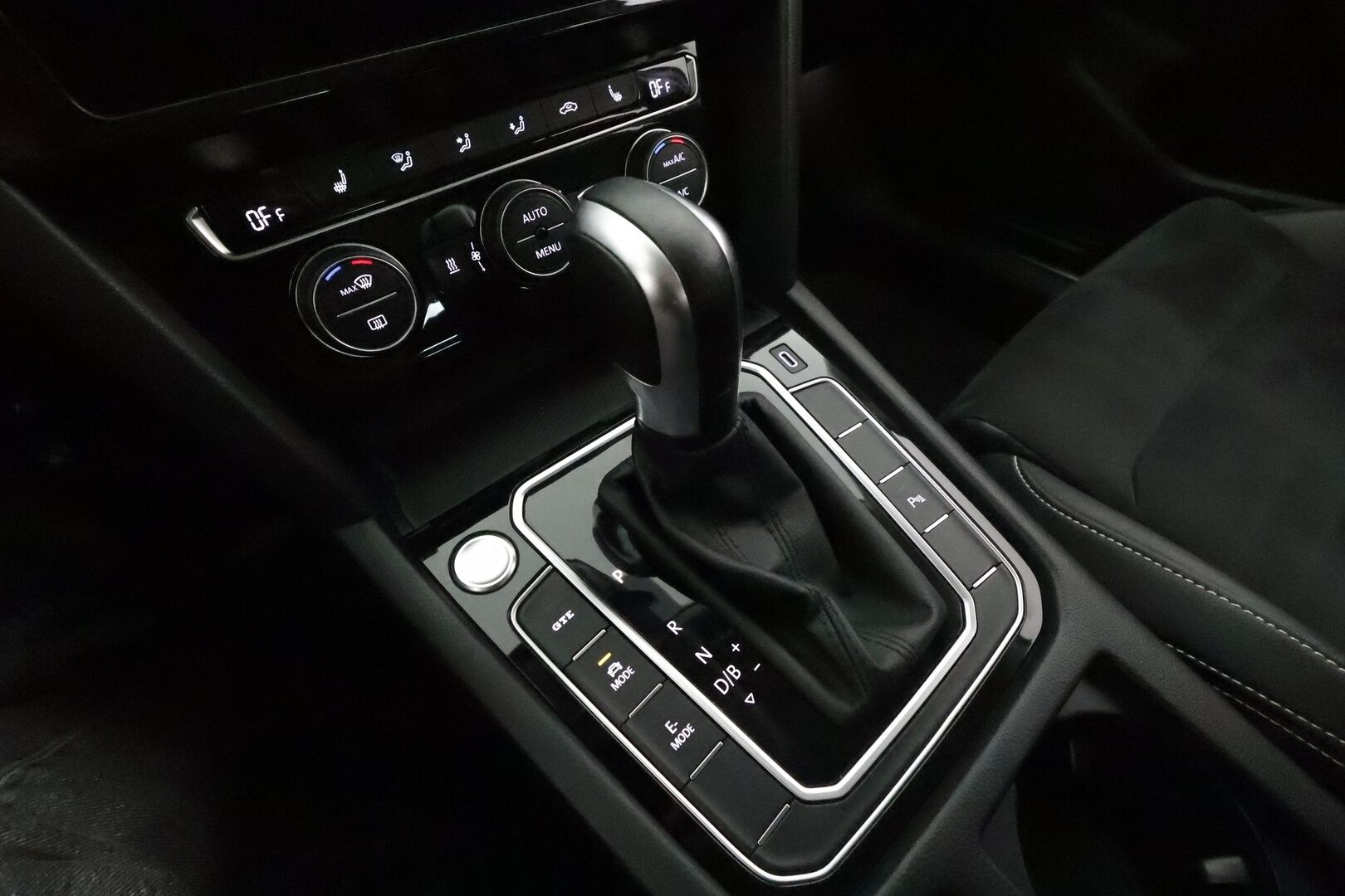 Volkswagen Passat 2020 Variant GTE Plug-In Hybrid 160 kW DSG **Webasto / Koukku / ACC / LED-valot / P.kamera / Navi / Kaistavahti** - 2x Latauskaapelit / Kahdet Renkaat / Merkkihuollettu!